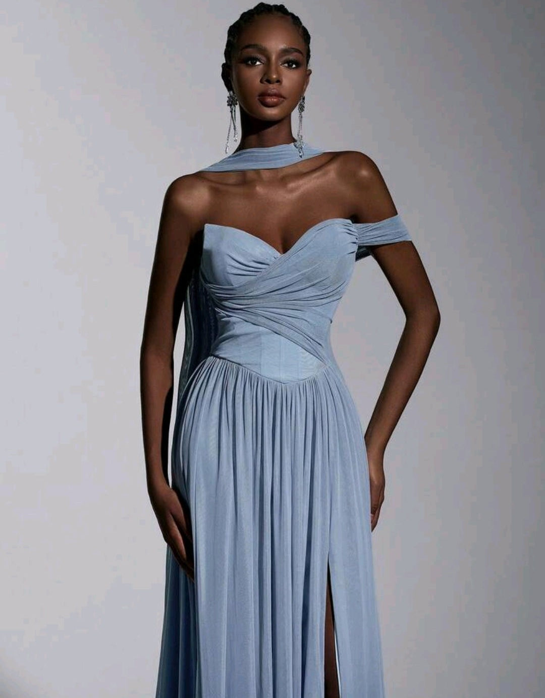 Vestido dusty blue straple corte A con abertura lateral