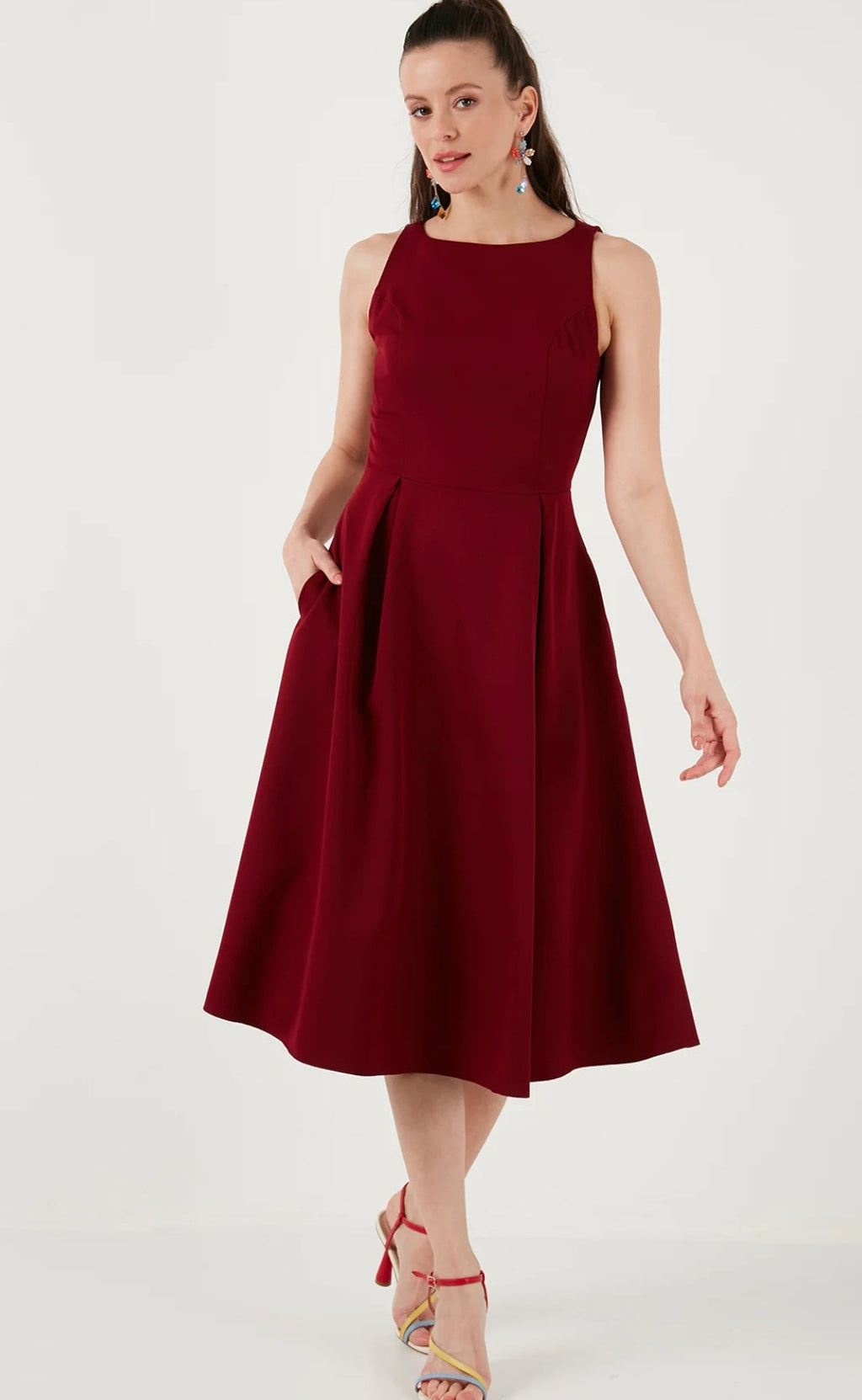 Vestido vino sin manga corte A midi