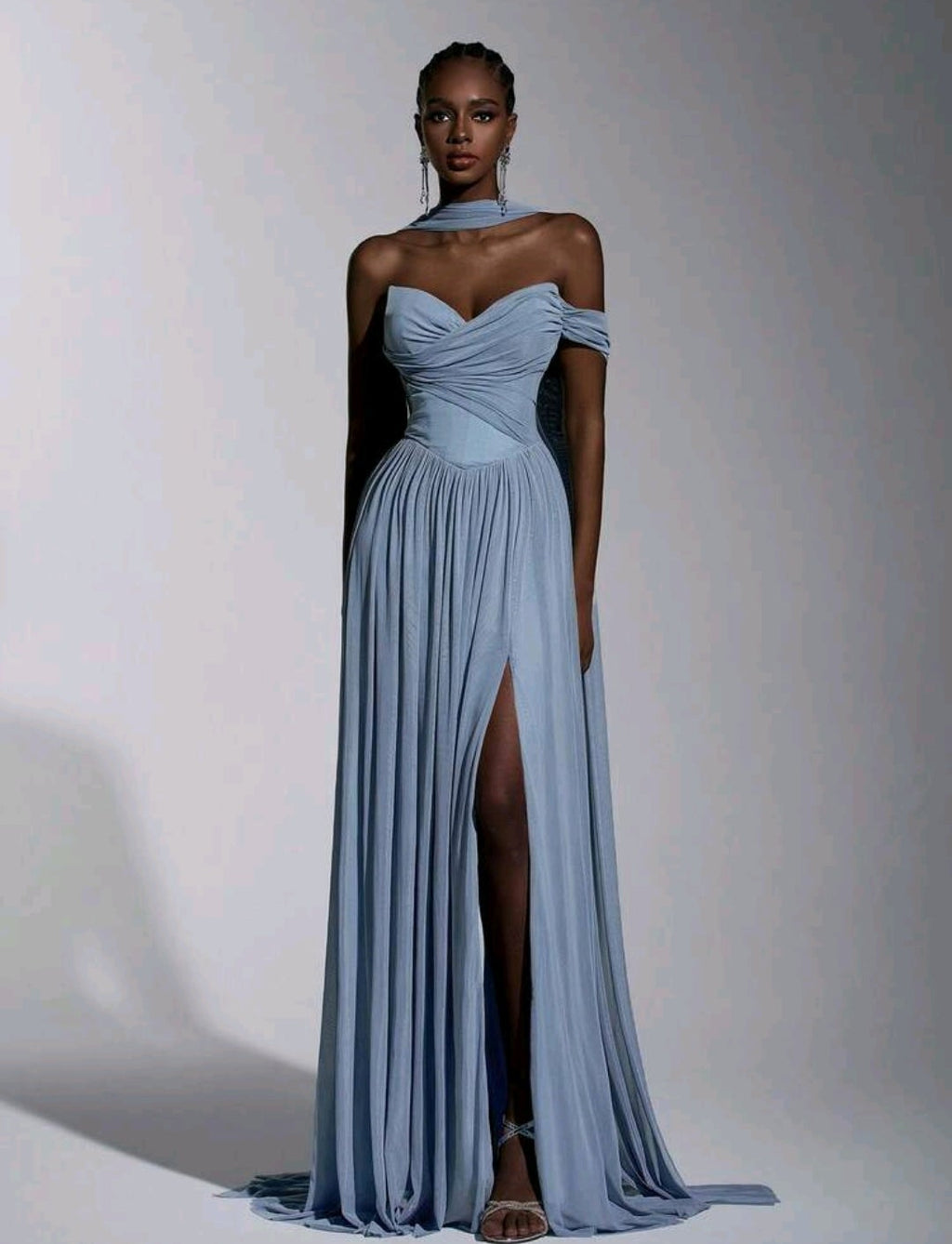 Vestido dusty blue straple corte A con abertura lateral