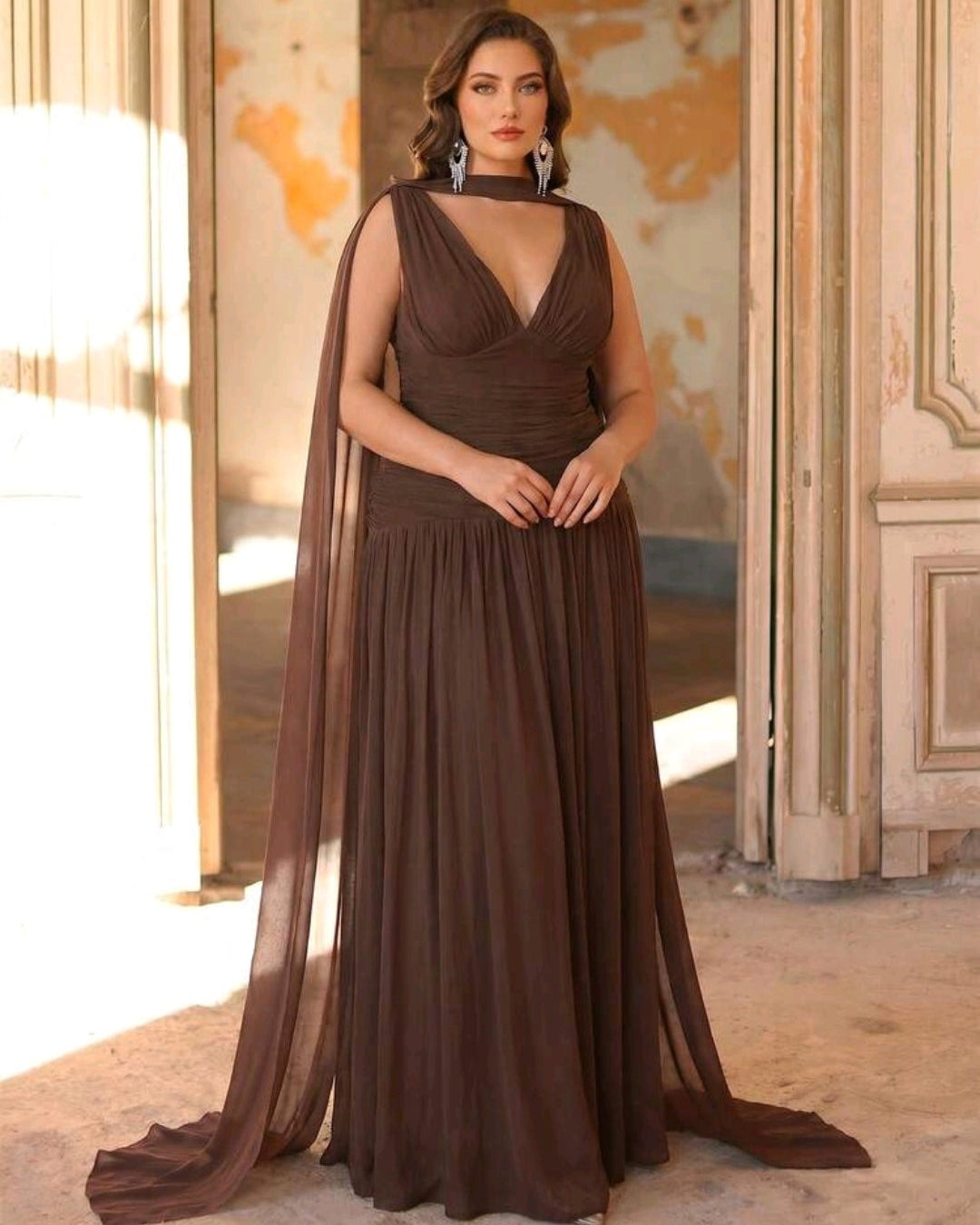 Vestido café con escote en V pronunciado incluye capa