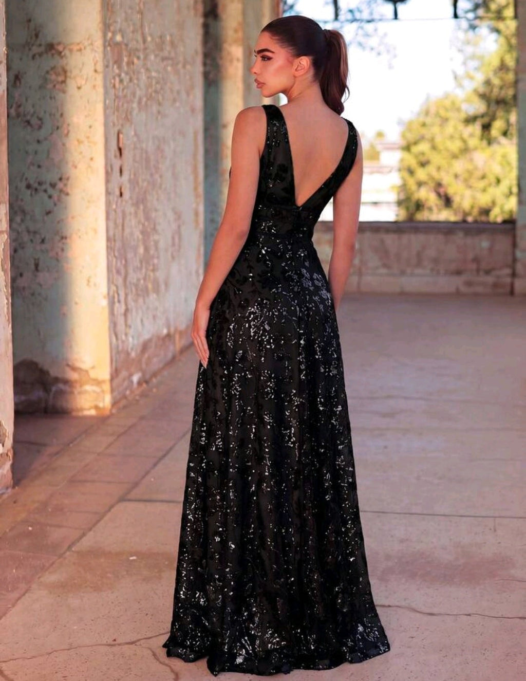 Vestido negro lentejuelas tirante grueso corte A
