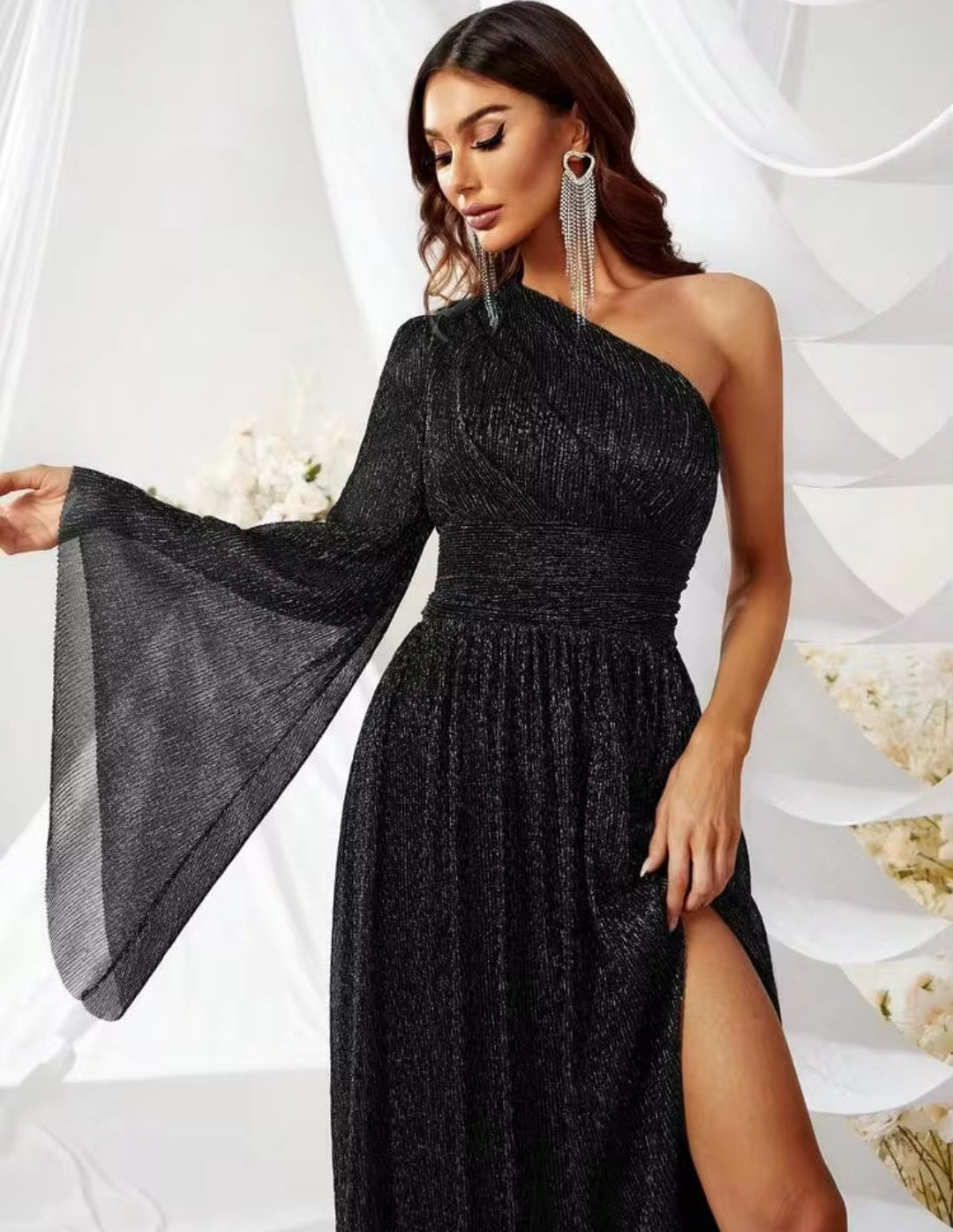 Vestido negro brillante de una manga capa con abertura lateral