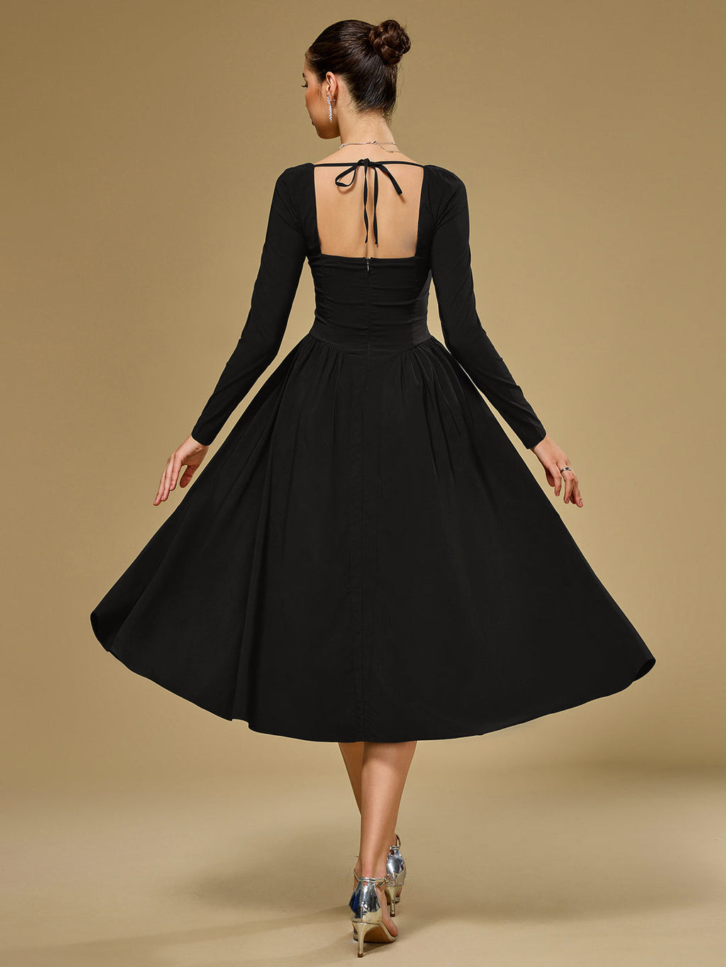 Vestido negro manga larga con escote corazón