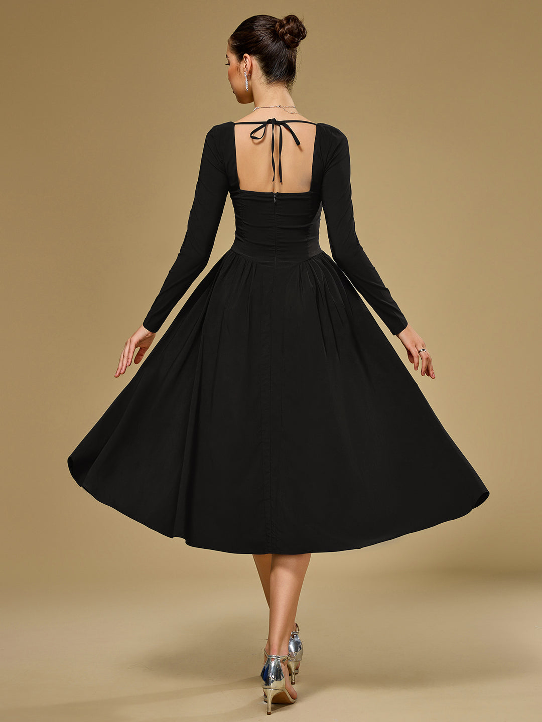 Vestido negro manga larga con escote corazón
