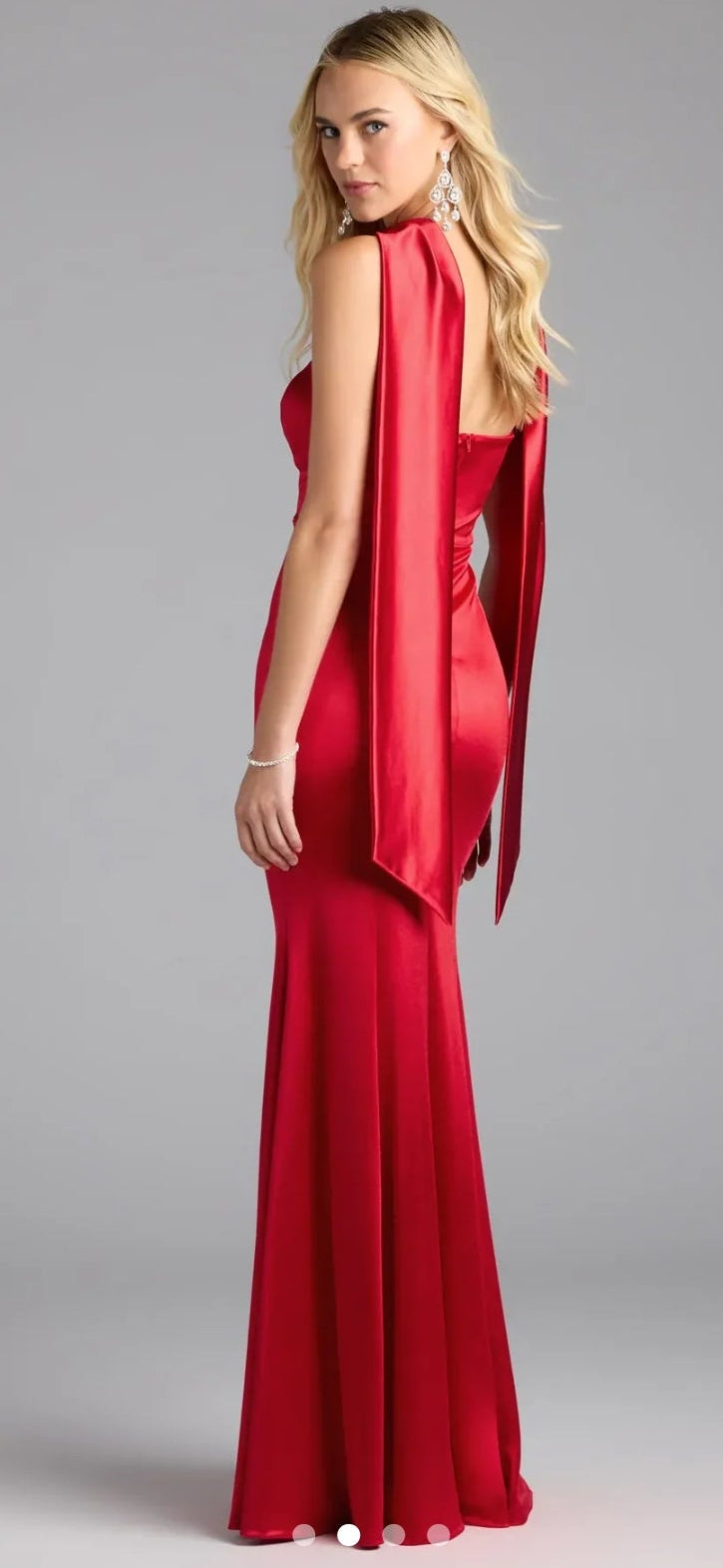 Vestido Chloe straple satinado, pegado al cuerpo