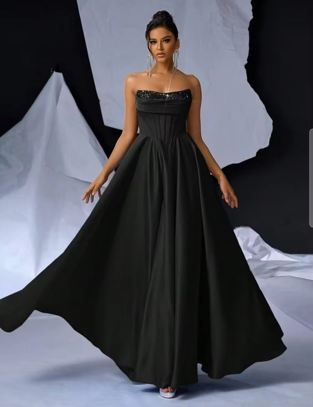 Vestido negro straple corte A satinado
