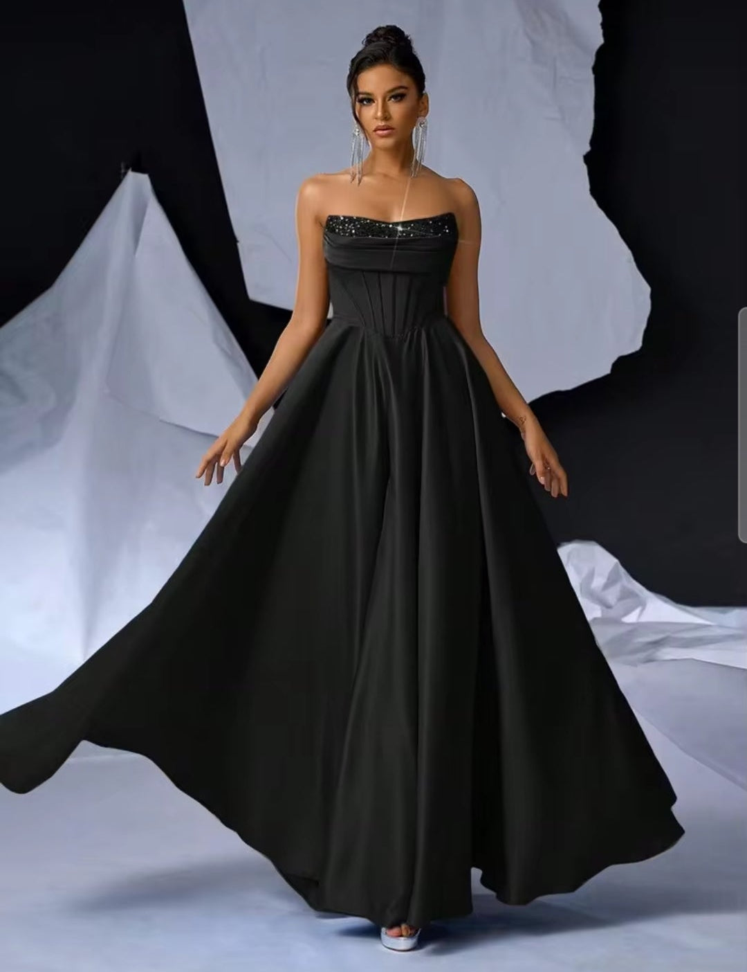 Vestido negro straple corte A satinado