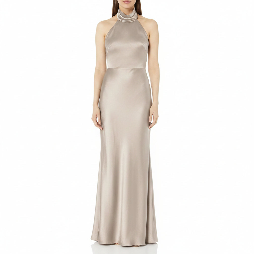 Vestido champagne satinado cuello alto con espalda abierta
