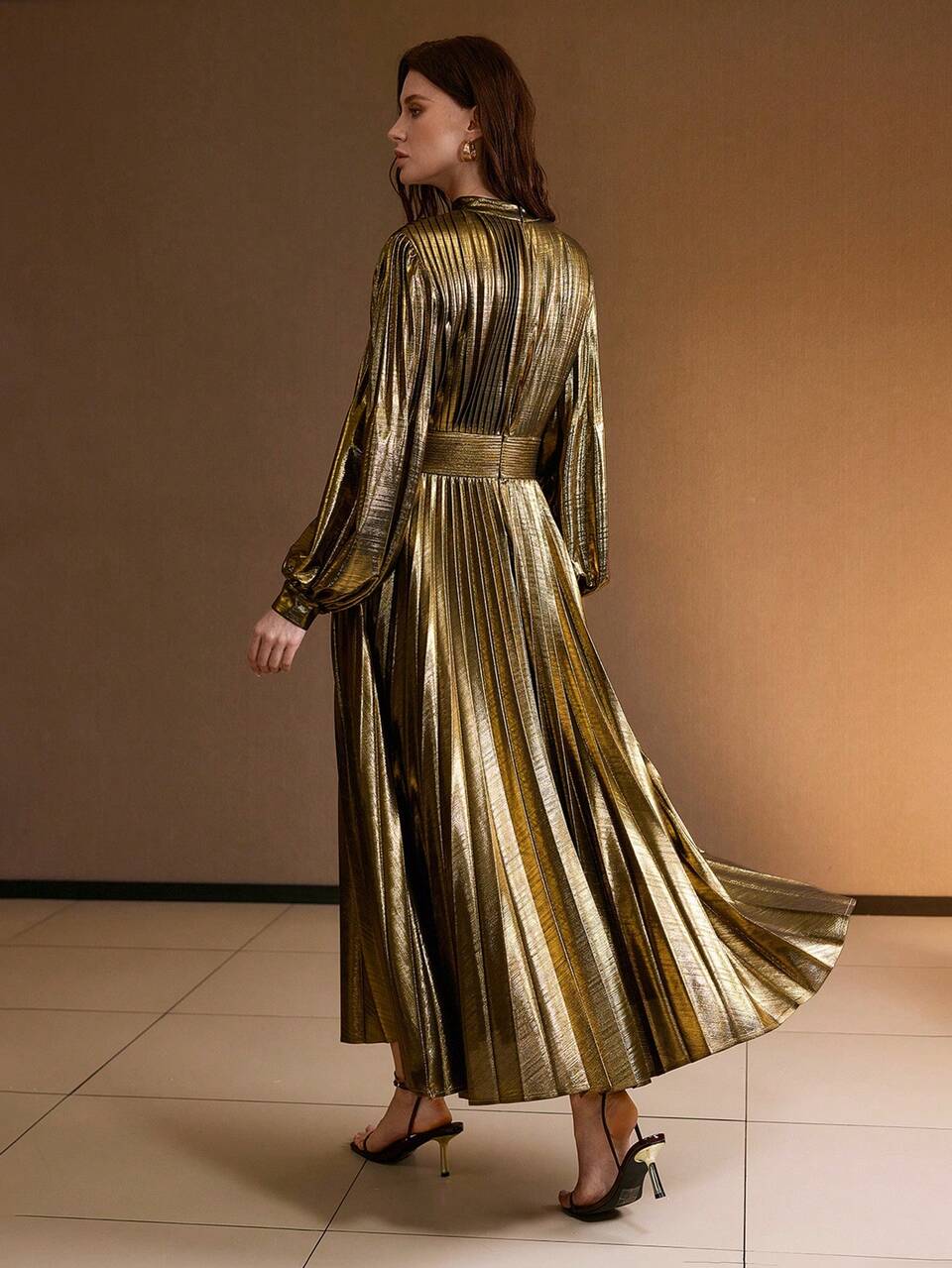 Vestido dorado metálico plisado manga larga