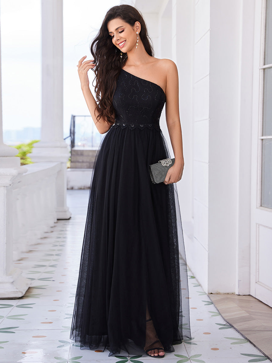 Vestido una manga encaje con lentejuelas y falda tul