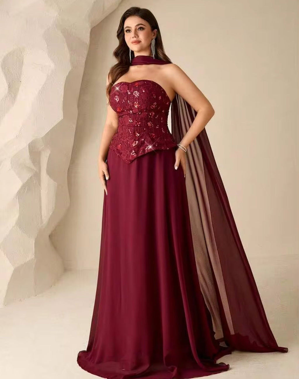 Vestido borgoña straple con aplicación lentejuelas y falda chiffon