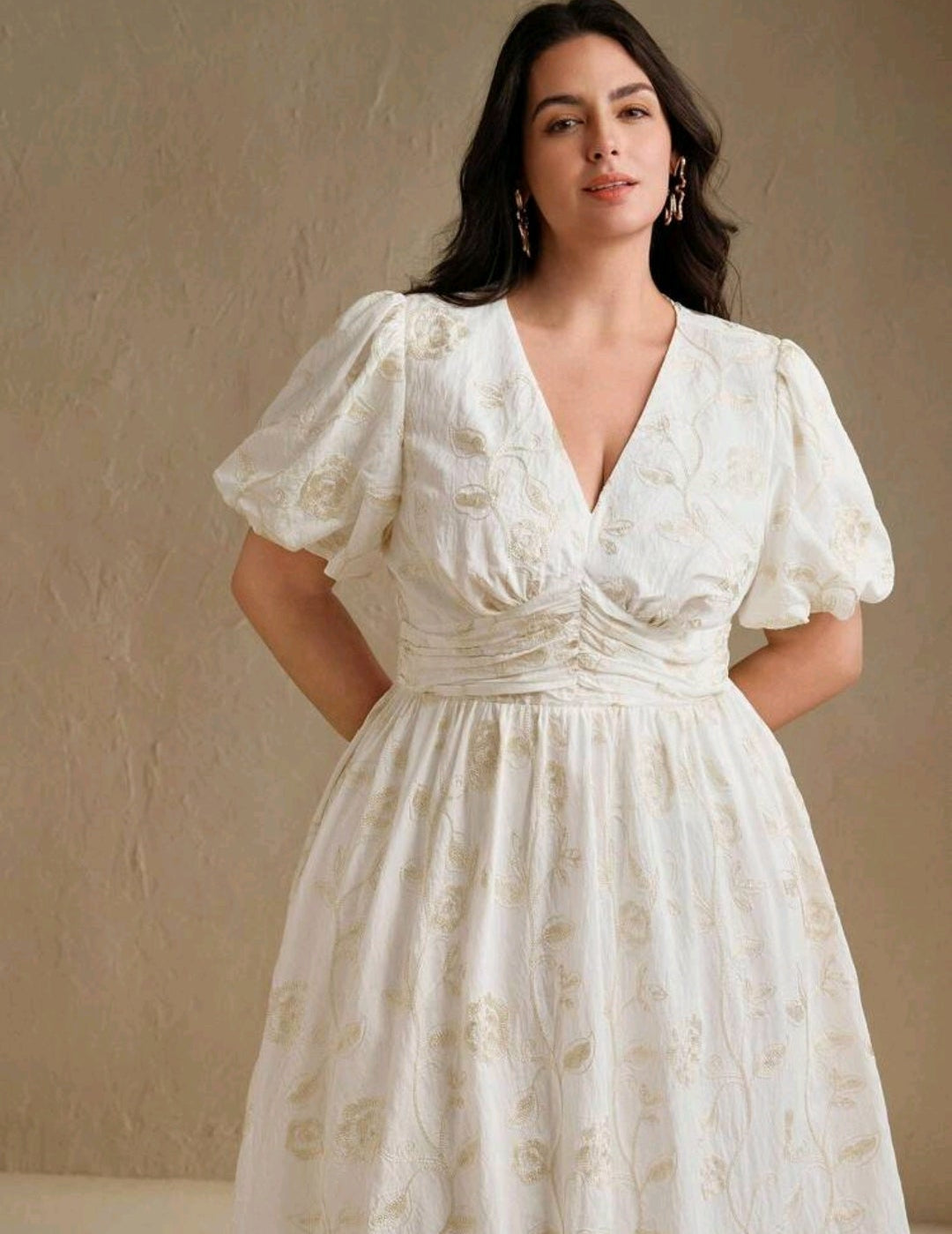 Vestido blanco bordado floral dorado manga bombacha