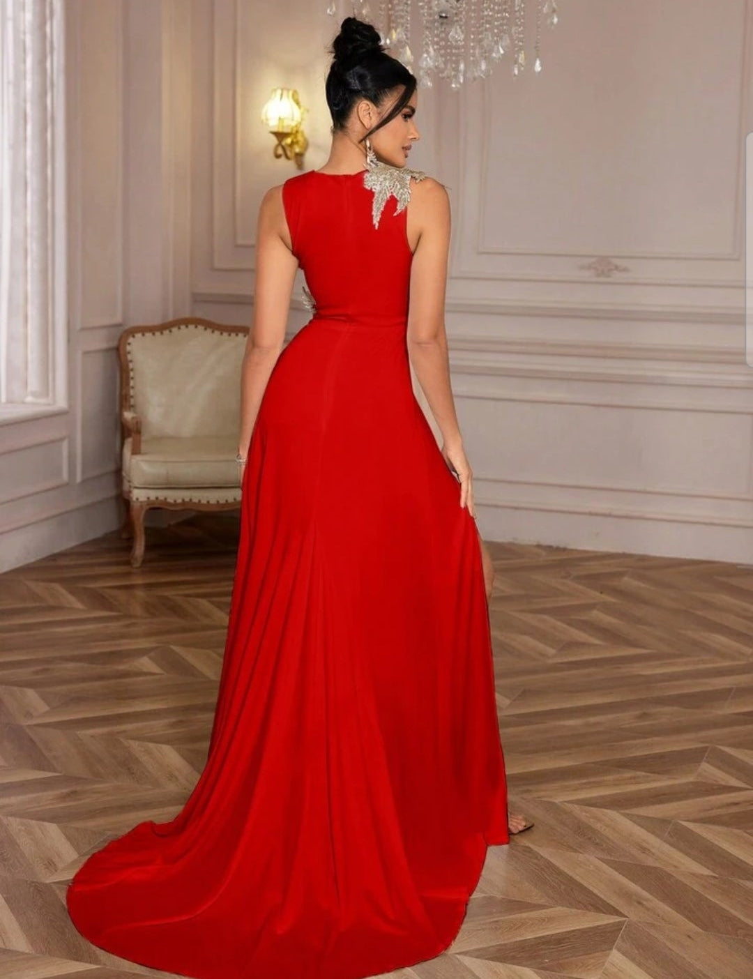 Vestido rojo oscuro aplicación dorada y semi cola
