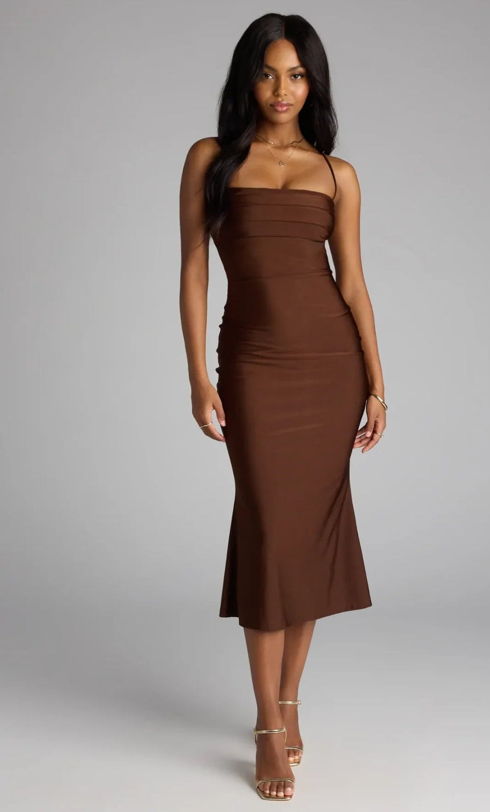 Vestido café midi espalda abierta ajustable