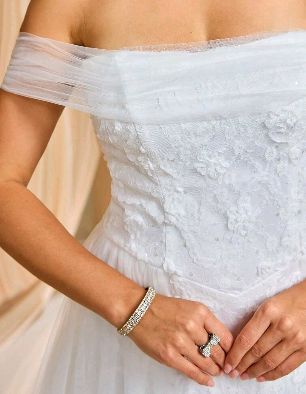 Vestido de Novia Off-the-Shoulder en Encaje Floral con Sobrefalda de Tul