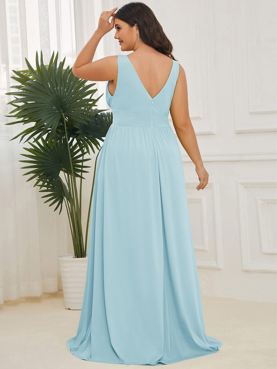 Vestido celeste con escote pronunciado y abertura lateral