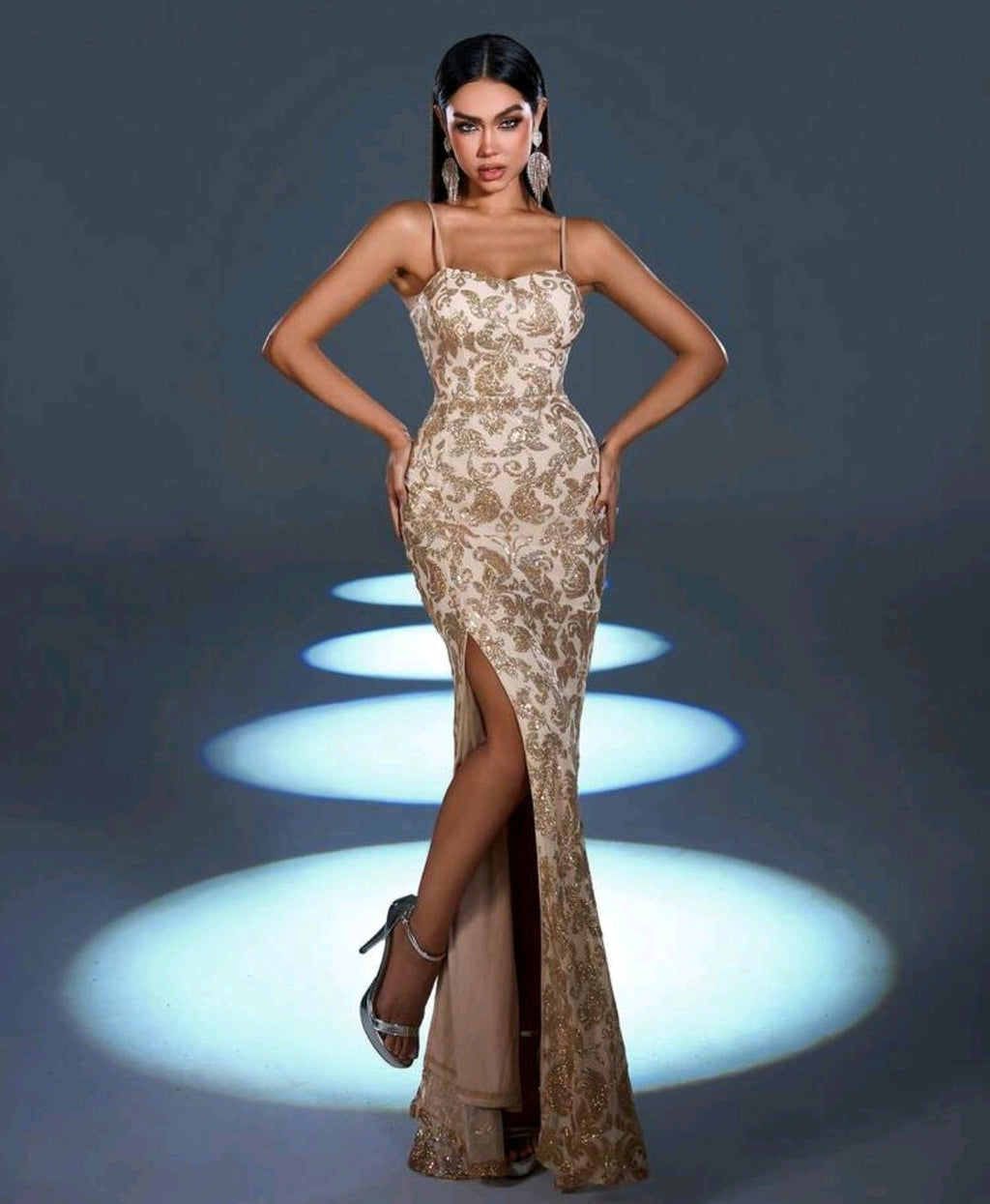 Vestido dorado con abertura lateral y espalda semi abierta