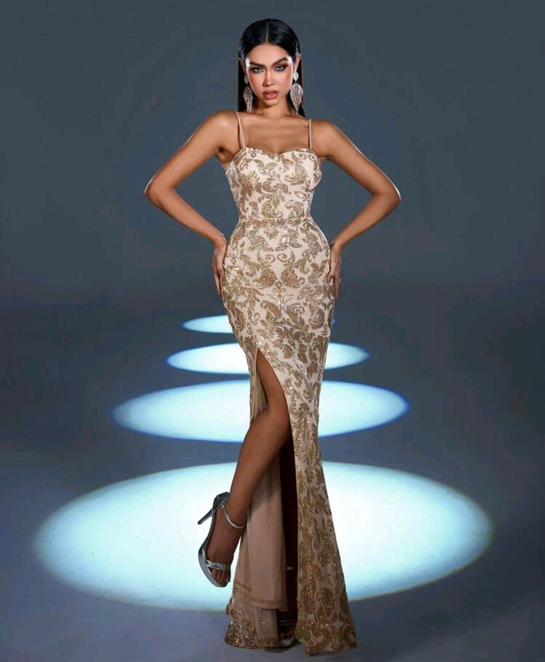 Vestido dorado con abertura lateral y espalda semi abierta