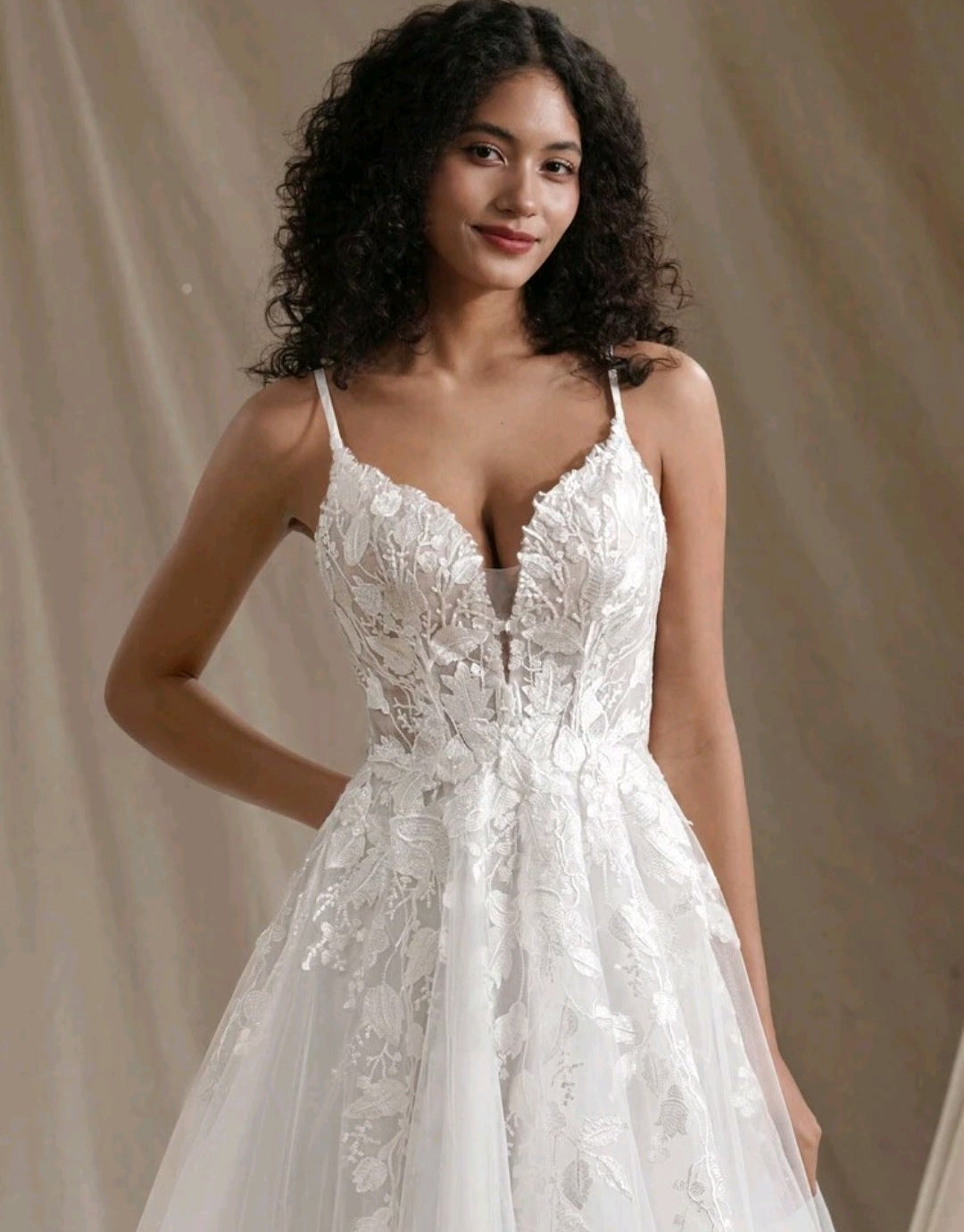 Vestido de Novia Línea A con Encaje Floral y Falda de Tul