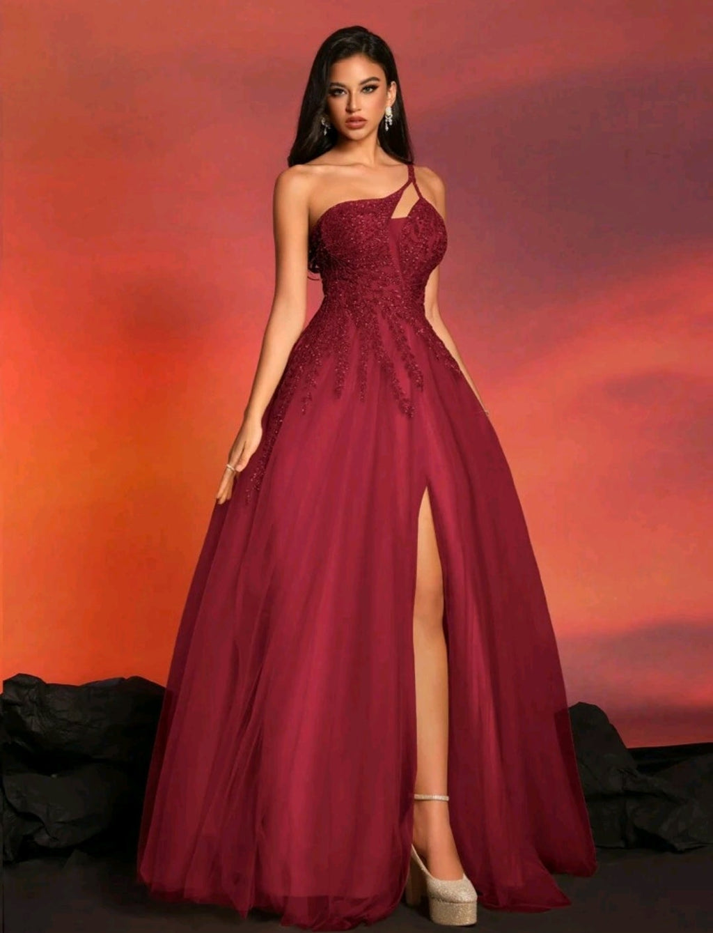 Vestido vino con pedrería de una manga y falda tul