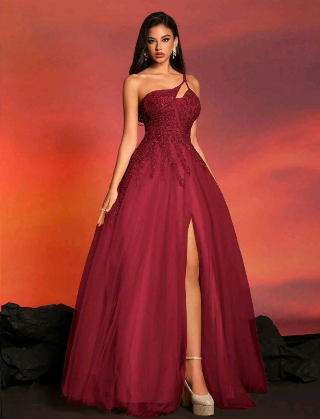 Vestido vino con pedrería de una manga y falda tul