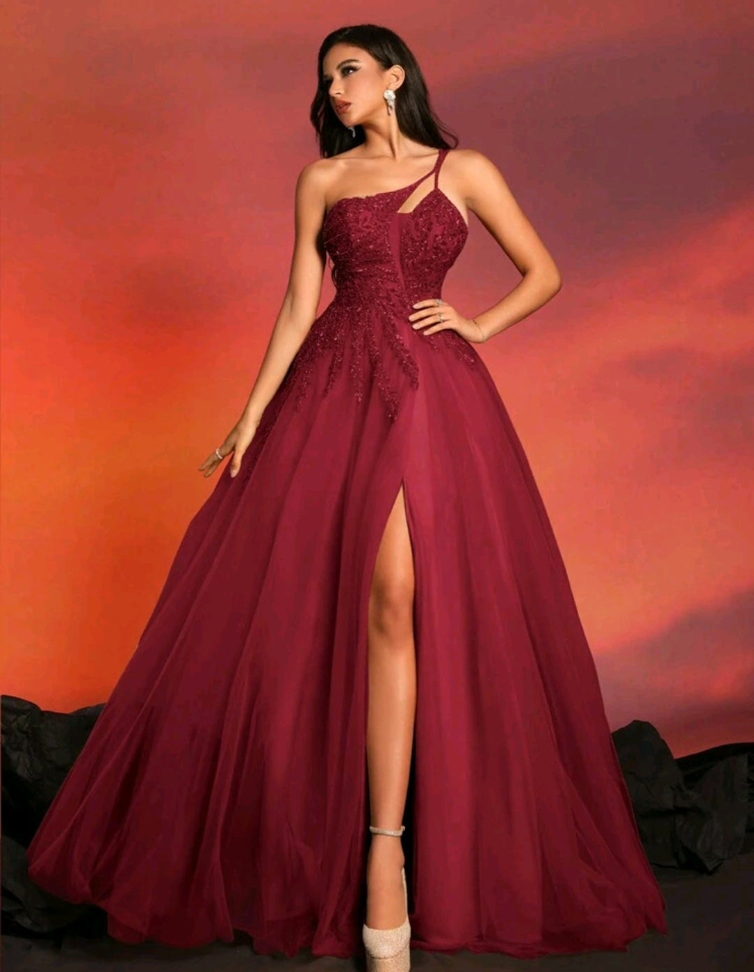 Vestido vino con pedrería de una manga y falda tul
