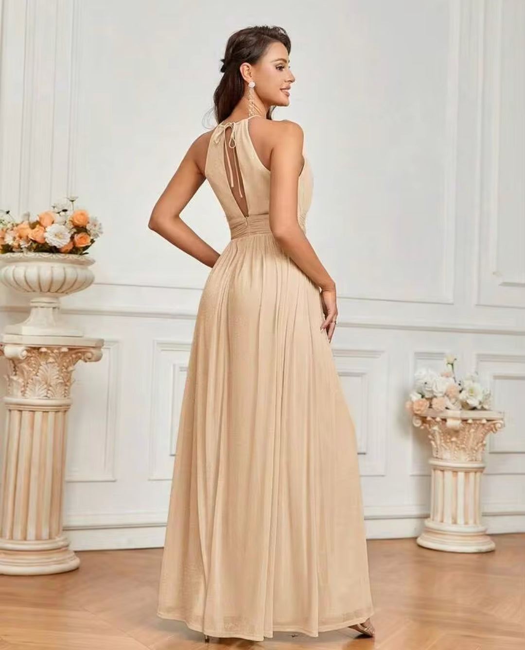 Vestido beige brillante cuello alto con abertura lateral