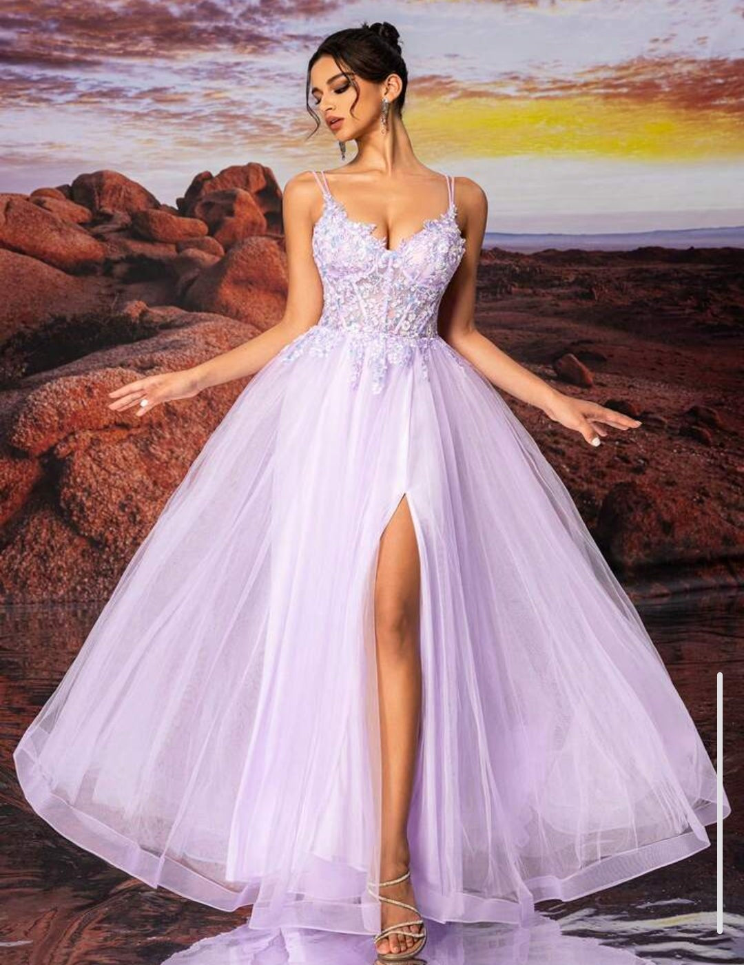 Vestido lila con aplicación tornasol y falda tul