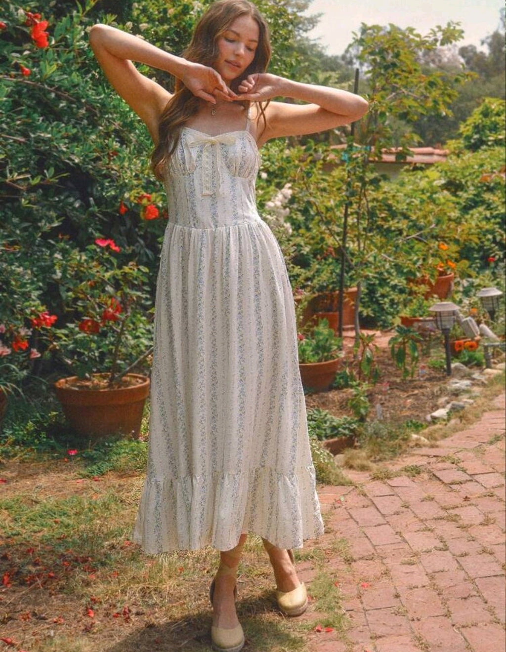 Vestido blanco con estampado flores pequeñas azules