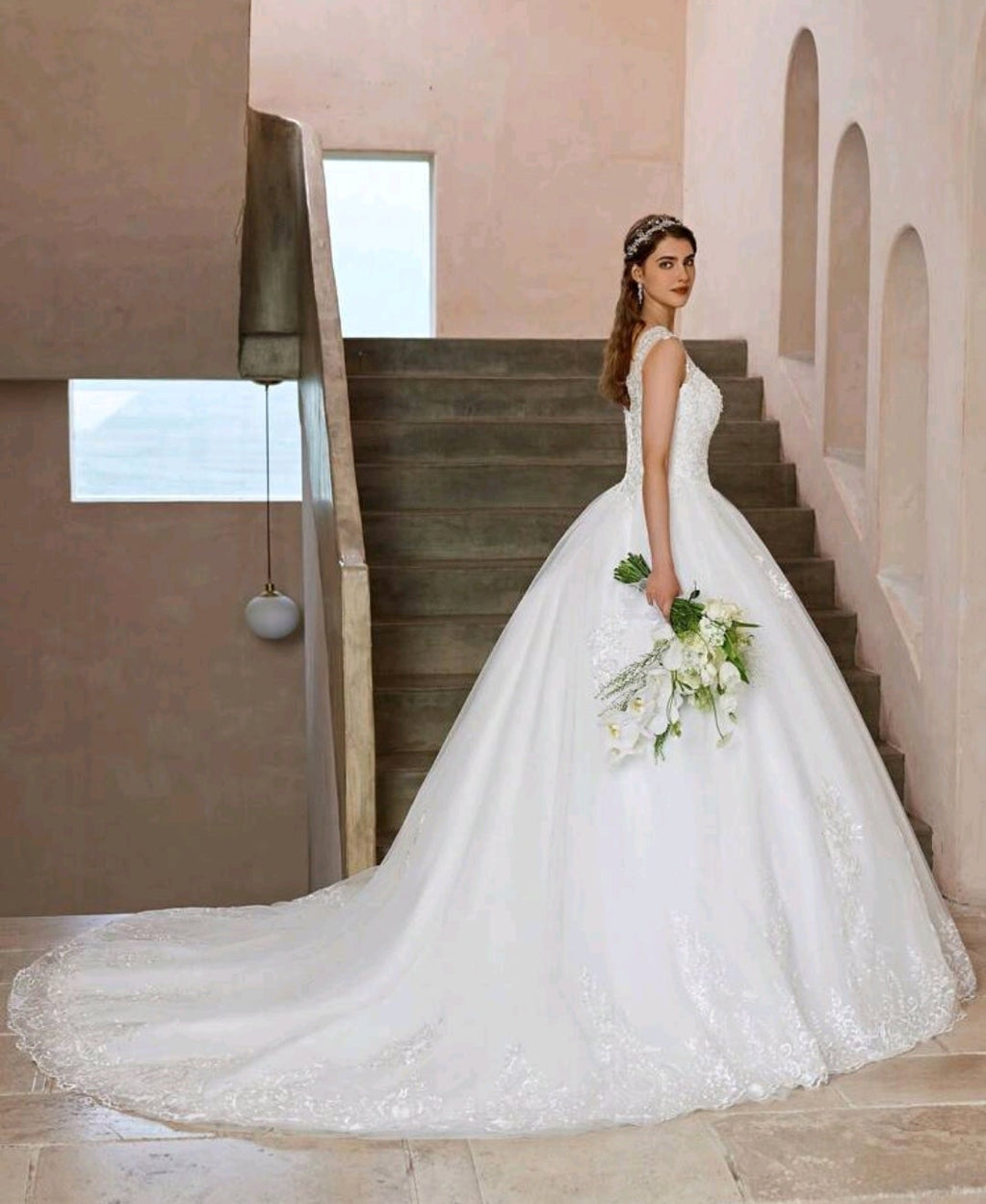 Vestido de Novia Princesa con Encaje Ilusión y Cola Catedral