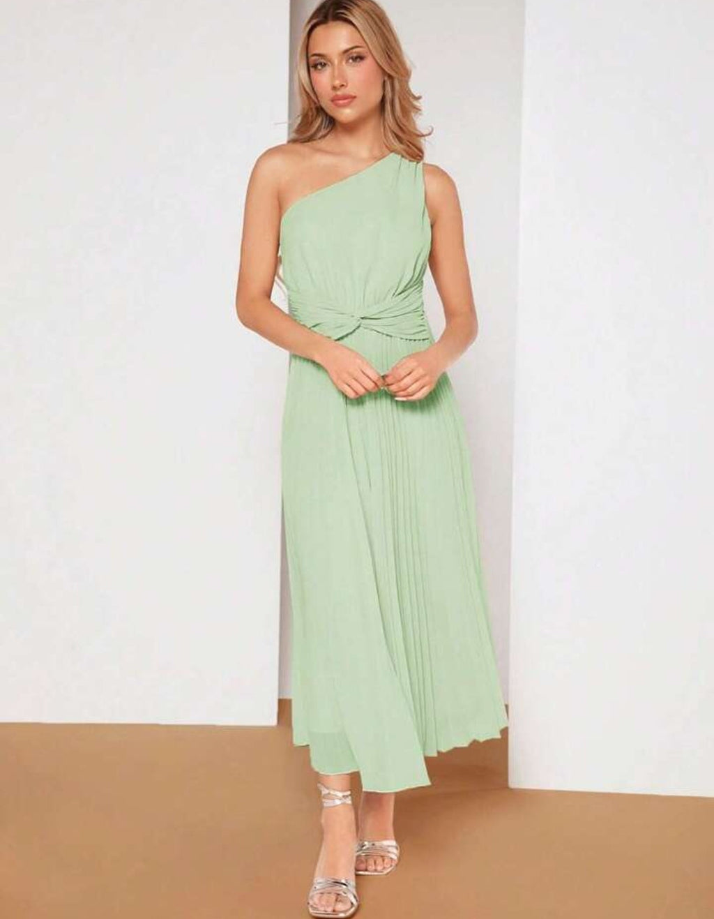 Vestido verde sage plisado formal midi