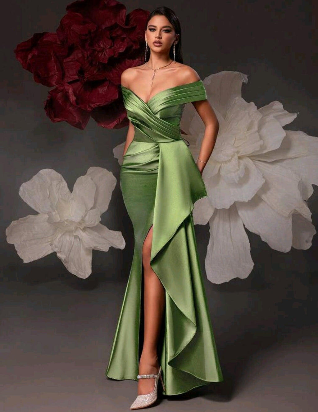 Vestido verde oliva con abertura lateral off-the-shoulder