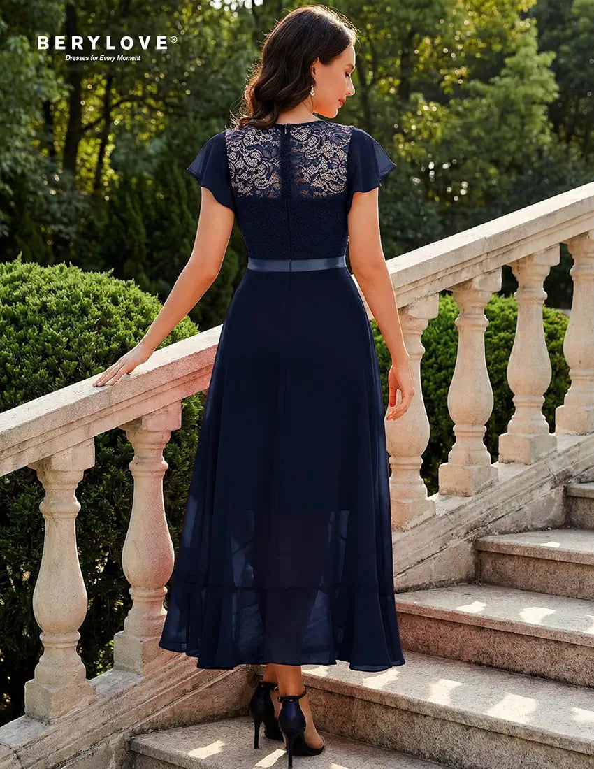Vestido azul marino con encaje y falda chiffon