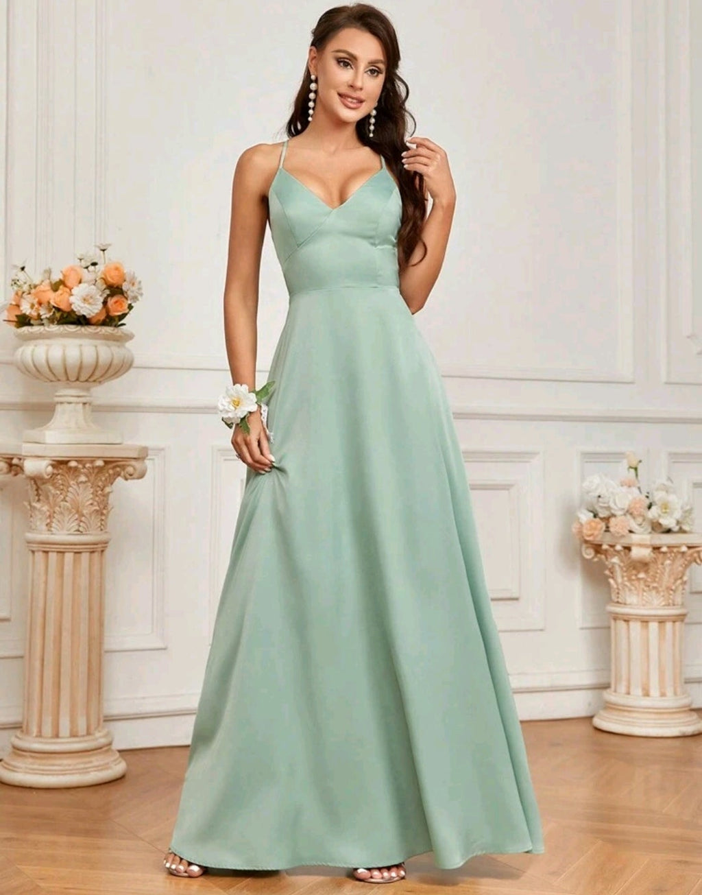 Vestido verde sage corte A espalda semi abierta